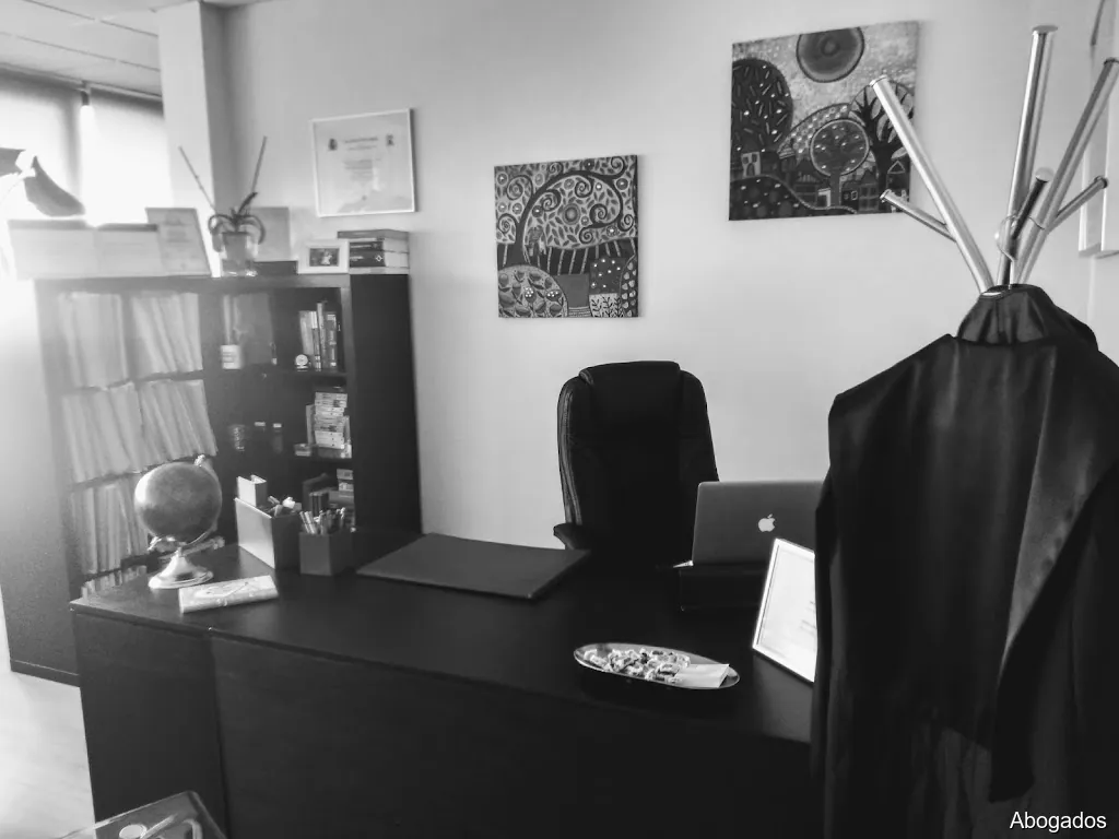 ABOGADOS Y ASESORES CMJ