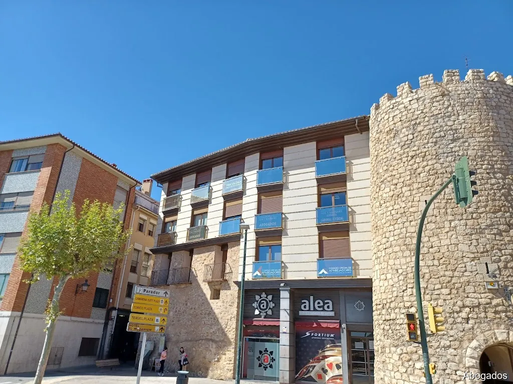 Lou y Marqués Abogados S L P