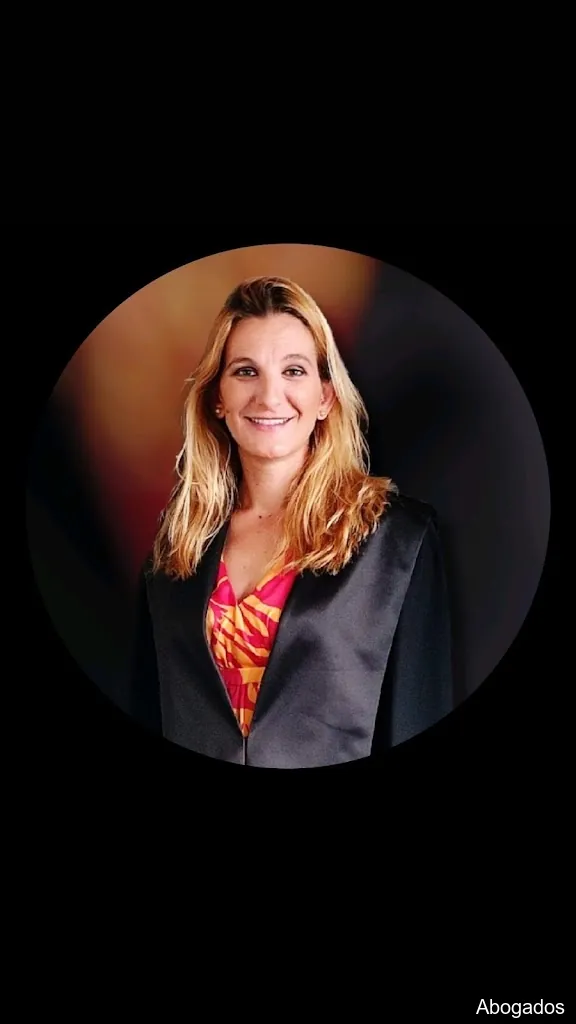 Saray De la Cruz, Abogados