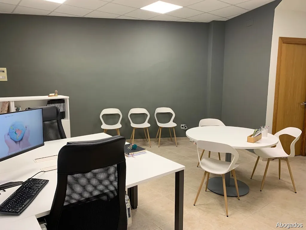 NÚRIA FERNÁNDEZ - Abogada de Extranjería