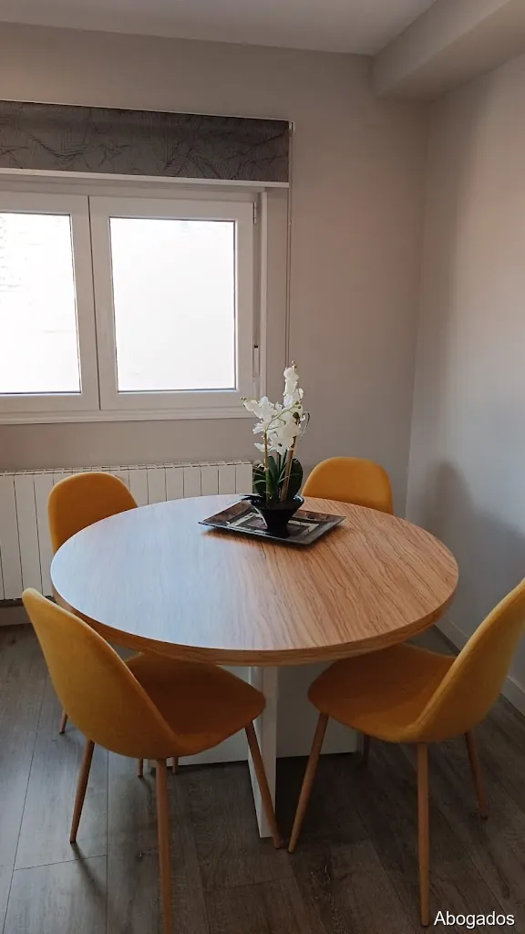 Eva Manzanos-Abogada